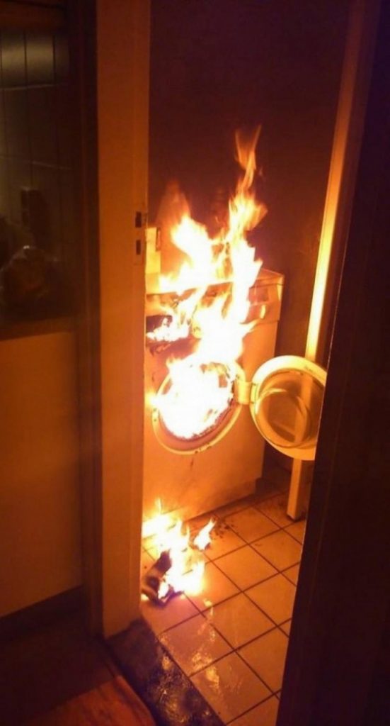 Une machine à laver en flammes