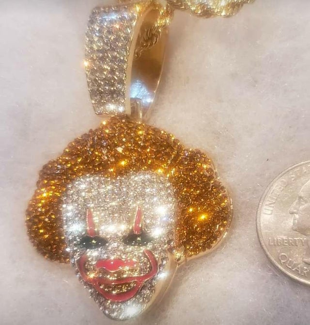 un bijoux à tête de clown en diamants