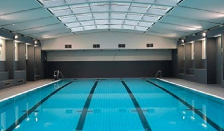 Paris : une piscine secret-défense, interdite aux moins de 16 ans pour une bonne raison