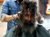 sans-abri change de vie grâce aide d'un coiffeur barbier