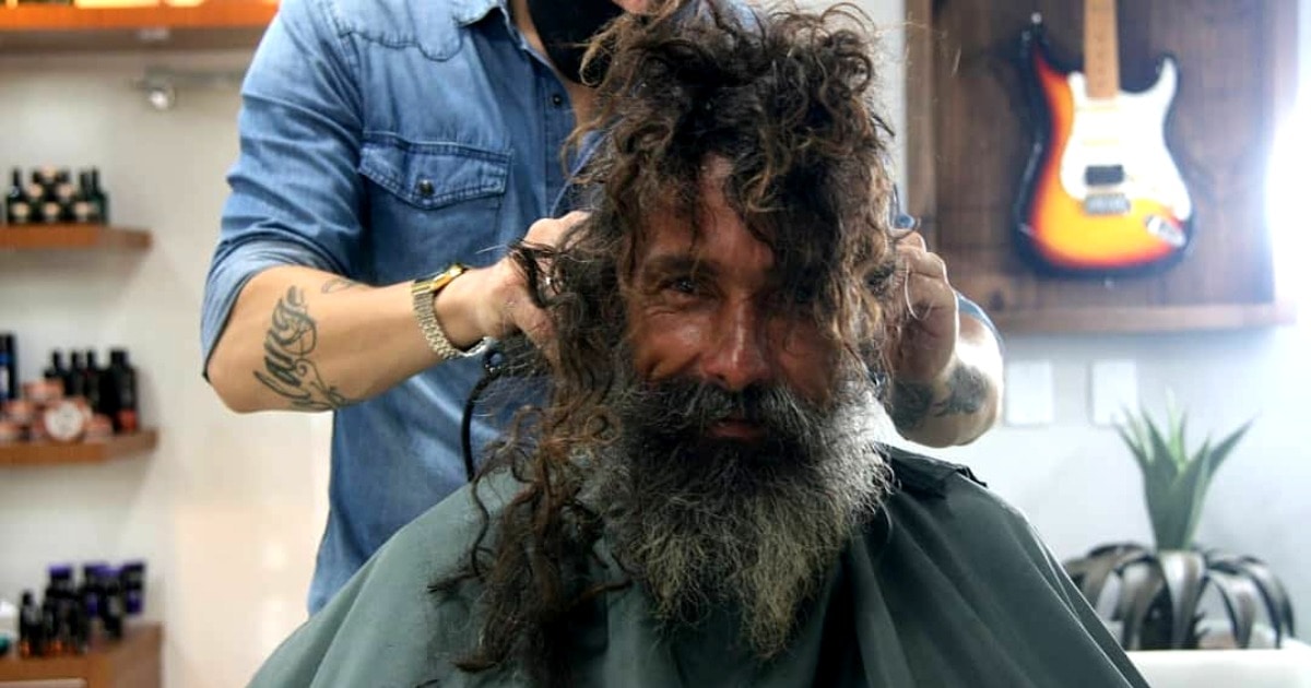 sans-abri change de vie grâce aide d'un coiffeur barbier