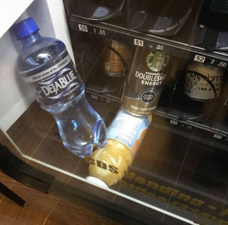 Bouteilles de sodas coincées dans le distributeur