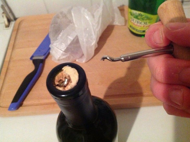 tire bouchon cassé dans le bouchon de la bouteille de vin