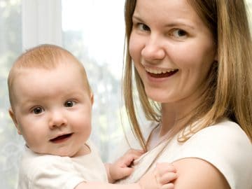 Un bébé et sa maman