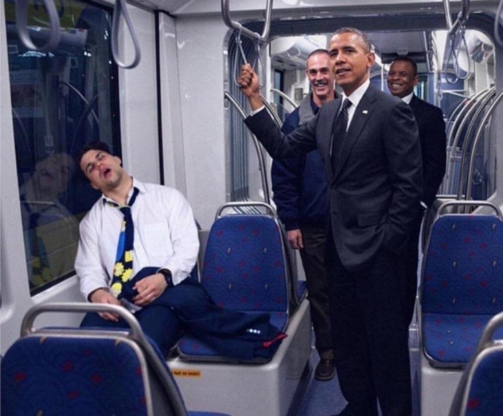 Barack Obama face à un voyageur endormi dans le métro