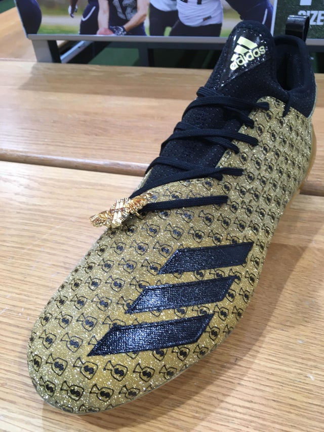 des baskets adidas avec des dollars