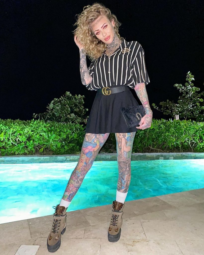 Becky Holt a les jambes tatouées