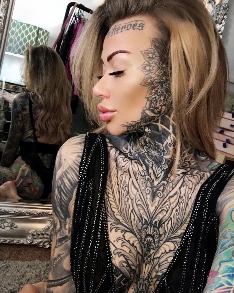 Becky Holt tatouée sur le torse