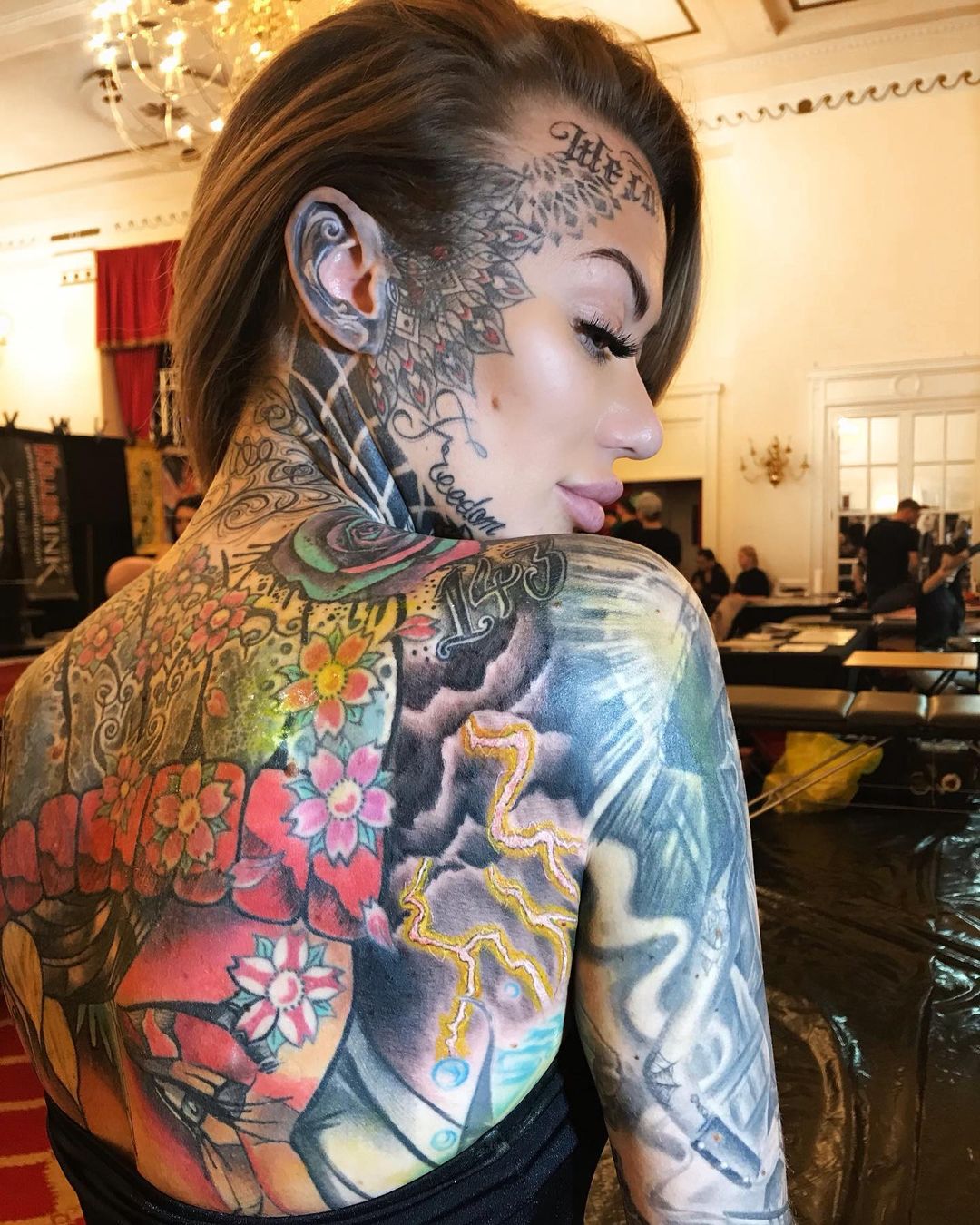 Becky Holt tatouée dans le dos