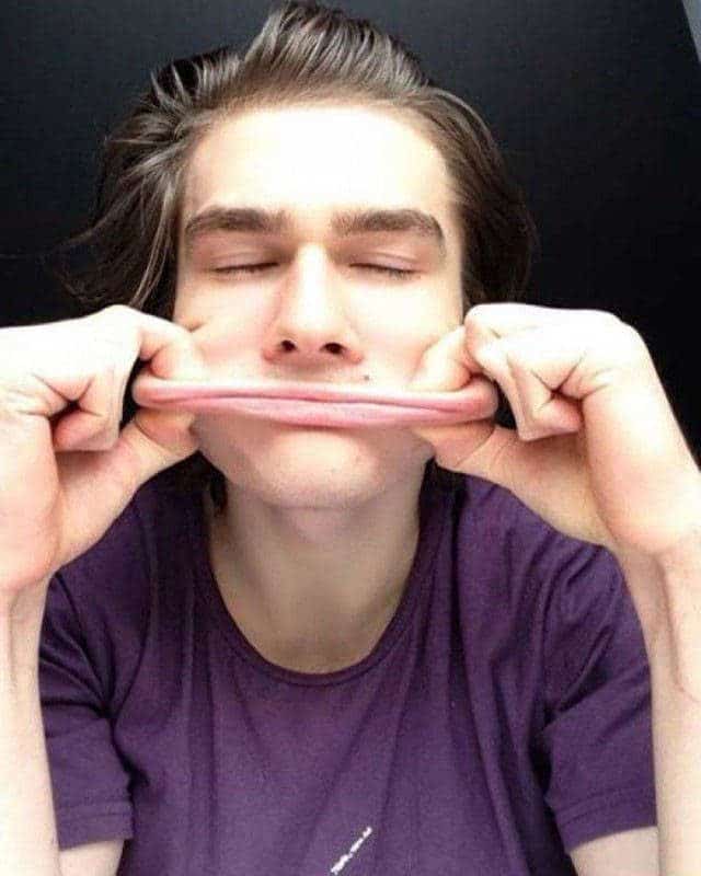 Un homme qui étire sa bouche