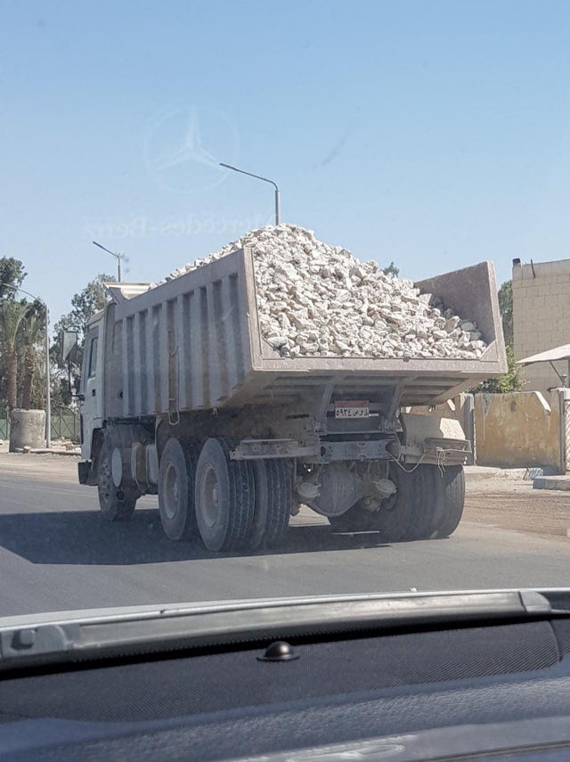 Un amas de gravas transporté par camion
