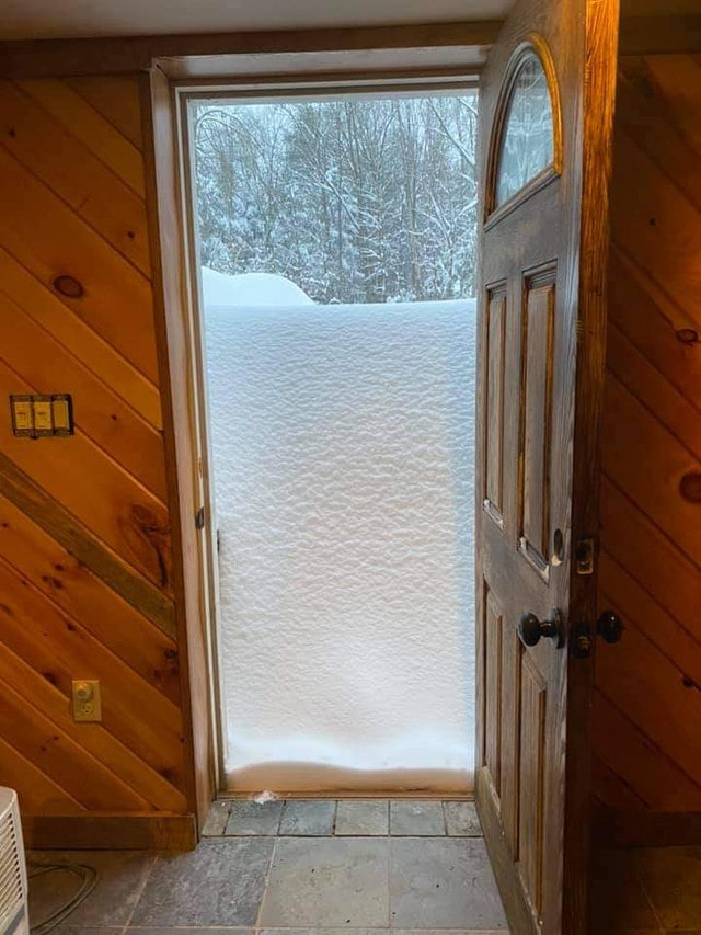 La porte d'entrée bloquée par les chutes de neige