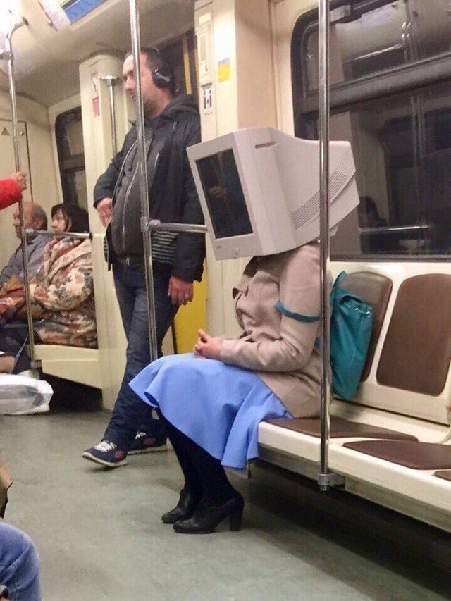 déguisement ridicule dans le métro