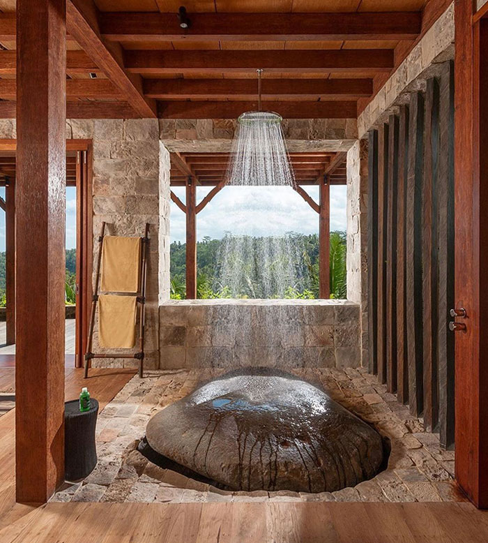 douche extérieure sur pierre