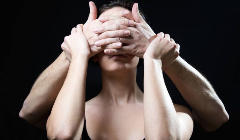 Les pervers narcissiques vous contrôlent avec ces 9 techniques : Comment les reconnaître et les déjouer