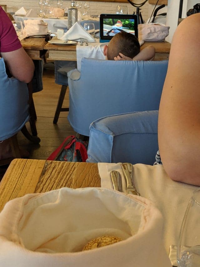 un enfant bruyant au restaurant
