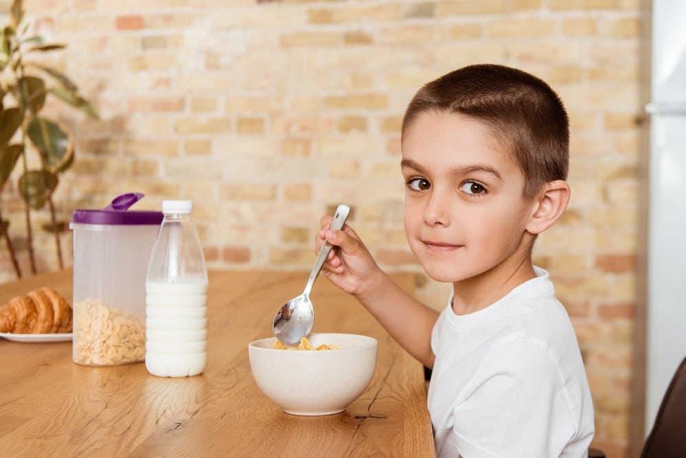 enfant qui mange des céréales