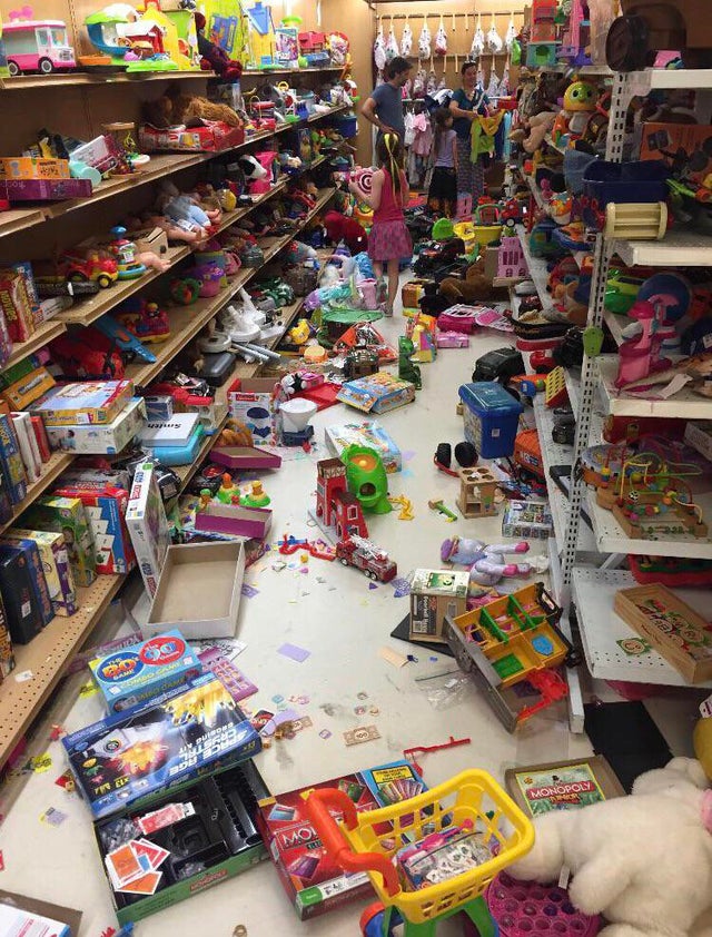 des enfants mal élevés dans un rayon jouets