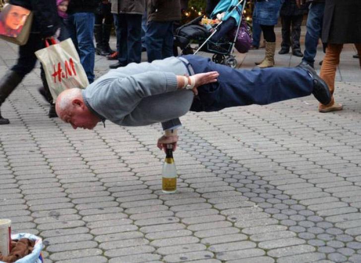 Un homme en équilibre sur une bouteille