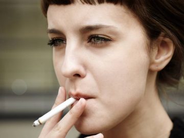 femme qui fume