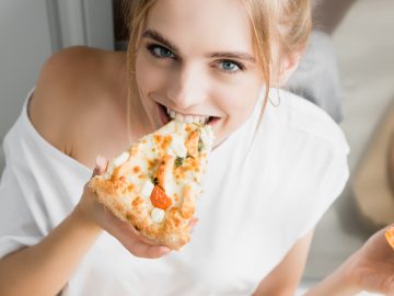 Femme mangeant une pizza