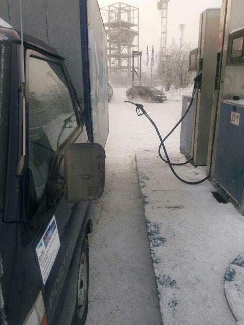 La pompe à essence est gelée par le froid et la neige