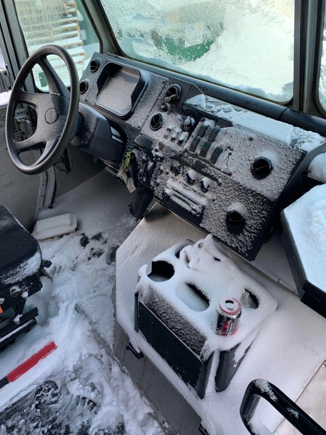L'intérieur d'une voiture couvert de neige