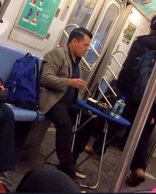 comportement ridicule dans le métro