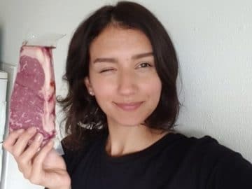 Kasumi Kriss mange de la viande