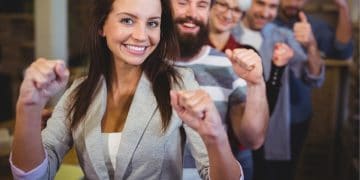 Des personnes avec le poing fermé