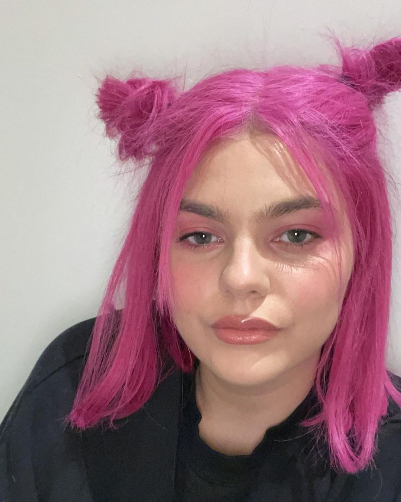 La chanteuse Louane sur Instagram, avec les cheveux rose