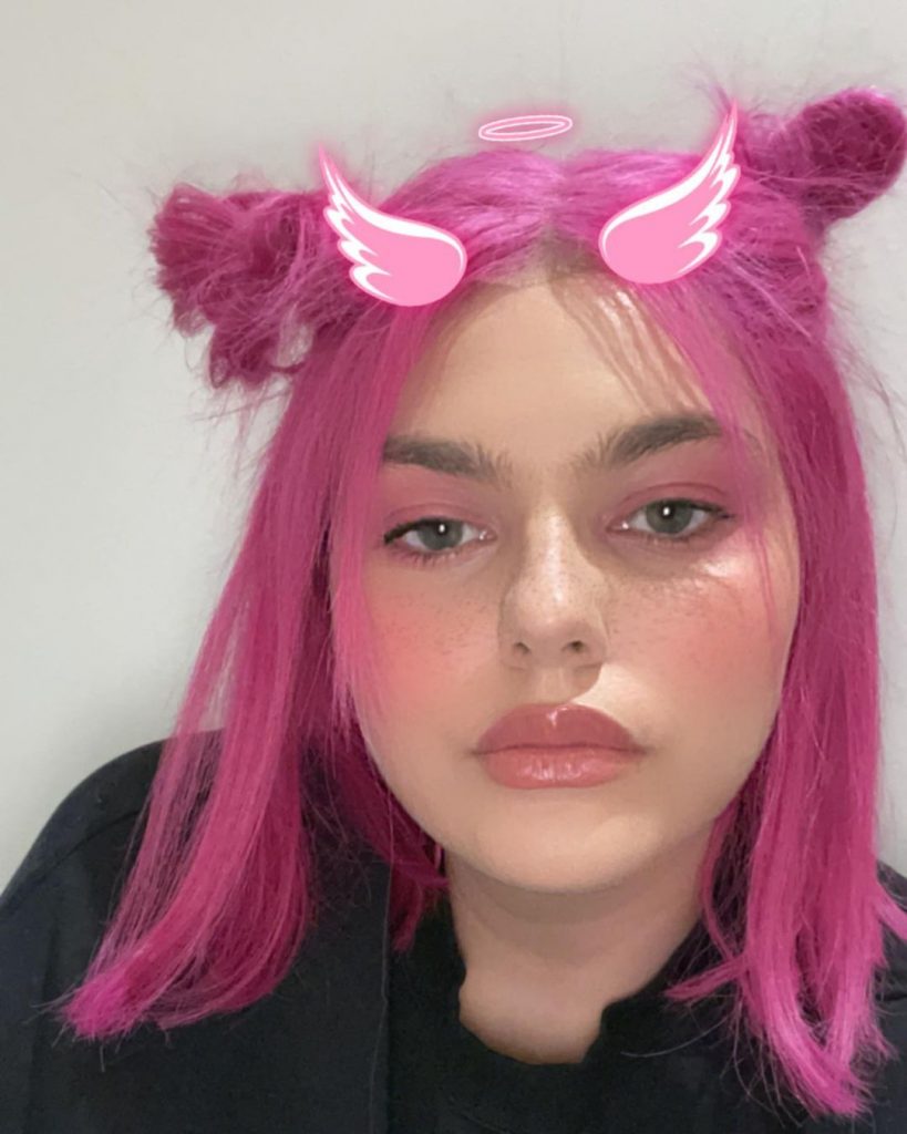 Louane, la chanteuse s'affiche sur Instagram avec les cheveux rose