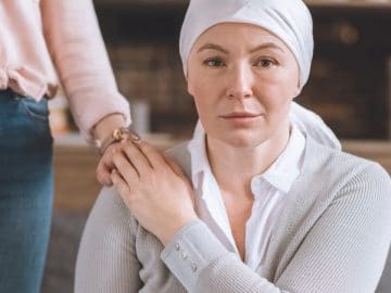 Une femme atteinte d'un cancer