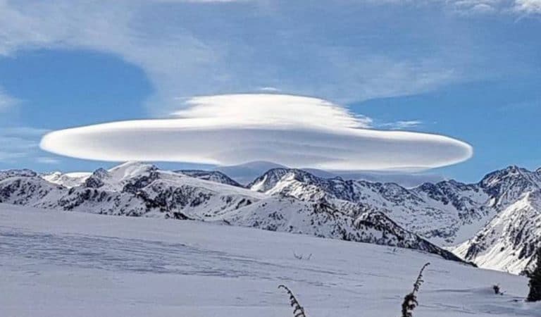 Un OVNI dans le ciel ? La formation d’un nuage au sommet des Pyrénées interpelle les habitants