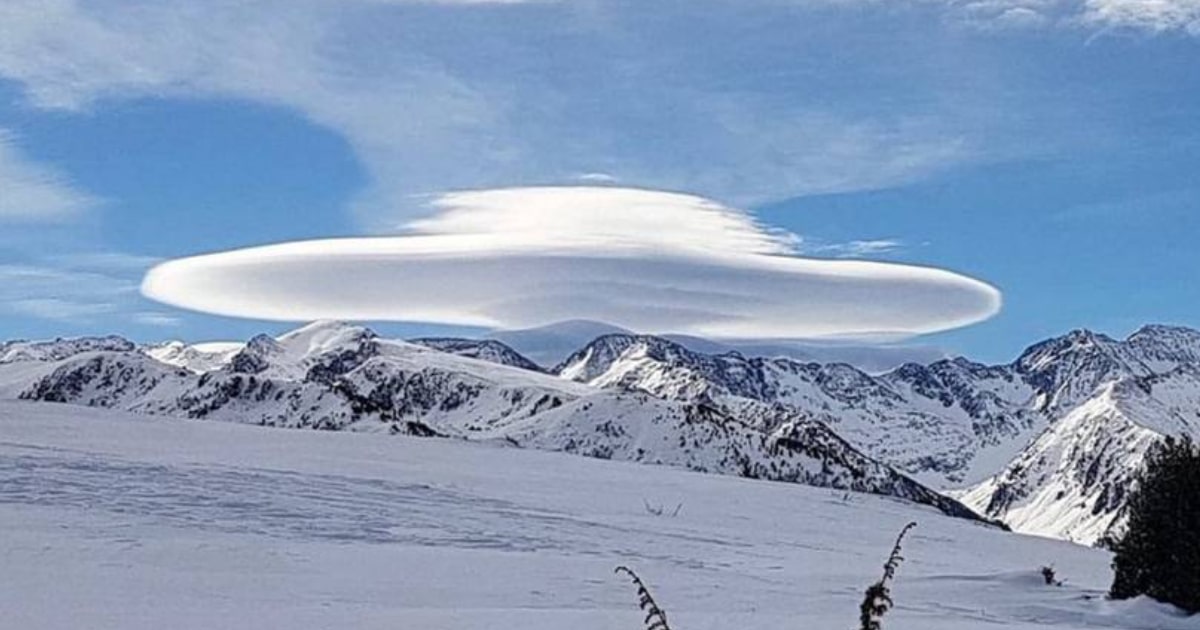 Un nuage lenticulaire au-dessus des Pyrénées