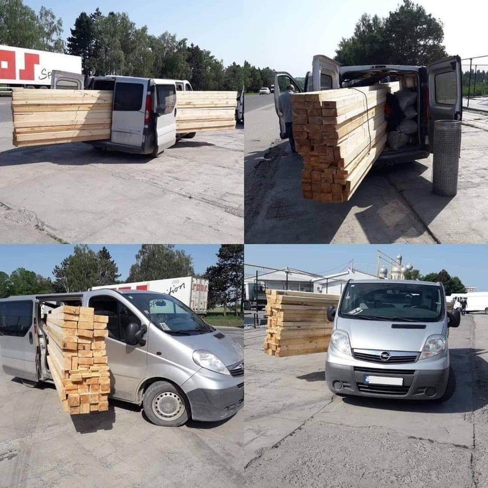 Des palettes de bois mal transportées par une camionnette