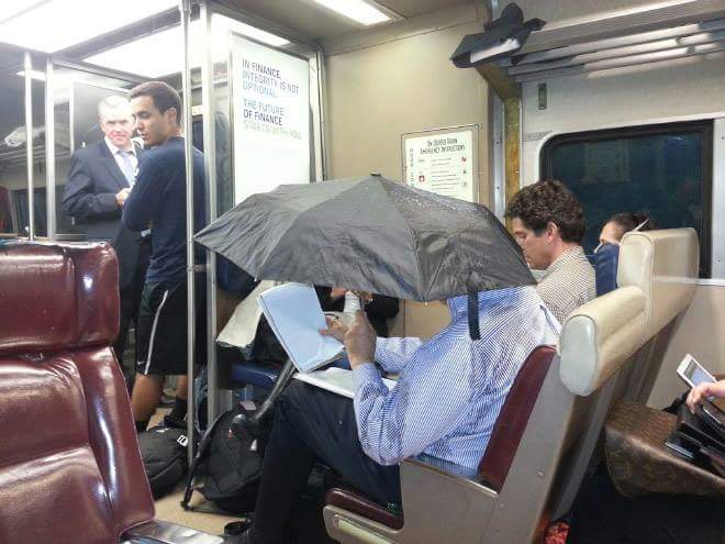 comportement ridicule dans le métro