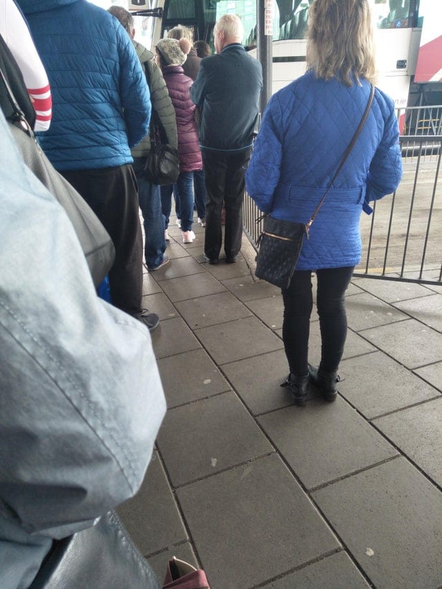 passagère malpolie qui double dans une file d'attente