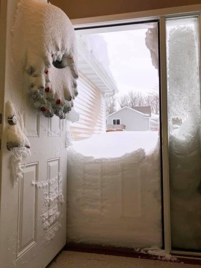 Une importante chute de neige qui bouche la porte
