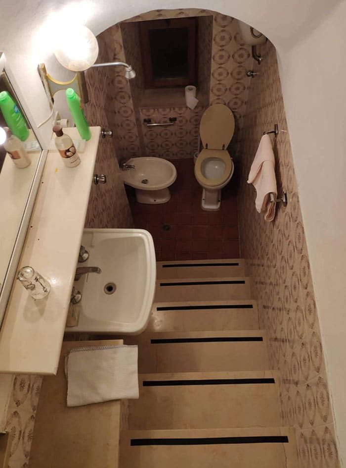 salle de bain dans un escalier