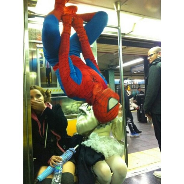 déguisement ridicule dans le métro