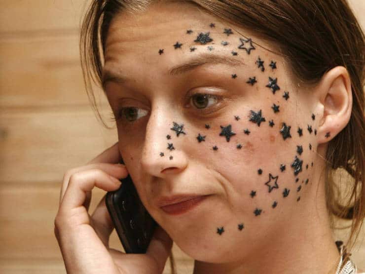 Des étoiles tatouées sur le visage