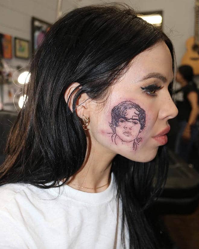 Un tatouage de Harry Styles sur le visage