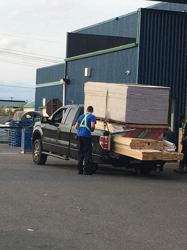 Une palette de bois transportée par voiture
