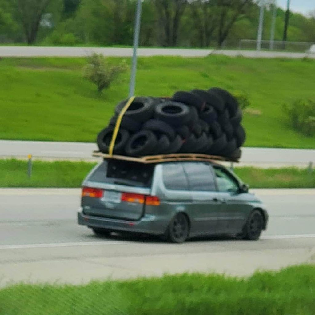 Une voiture qui transporte des pneus sur son toit