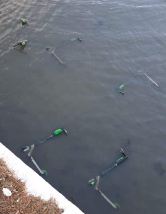 trottinettes jetées dans un fleuve
