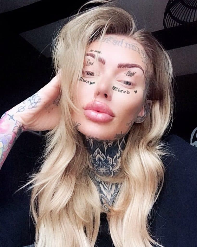 Becky Holt tatouée sur le visage