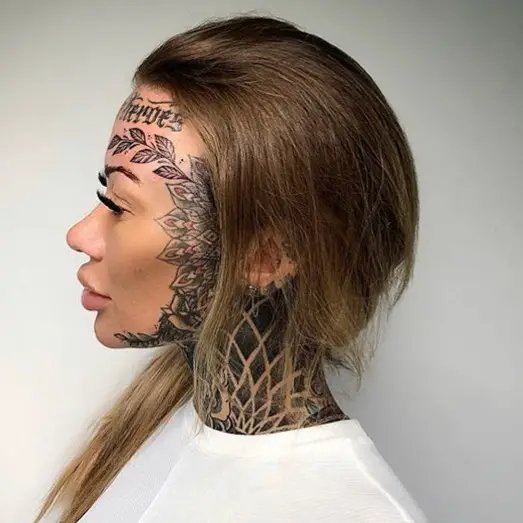 Le visage tatoué de Becky Holt