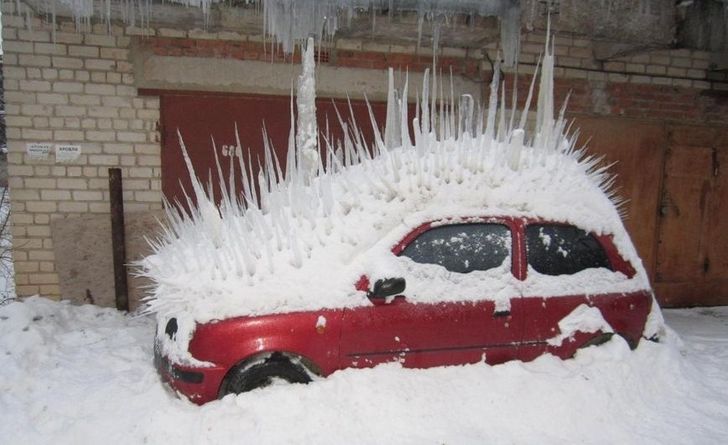 Neige et stalagmites sur une voiture