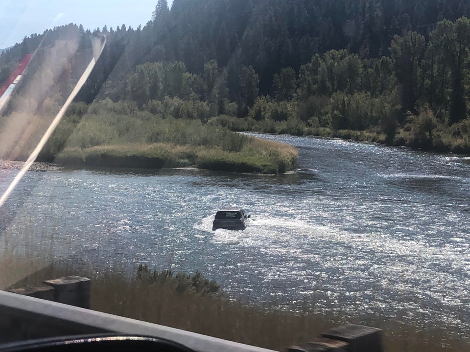 Une voiture dans un fleuve